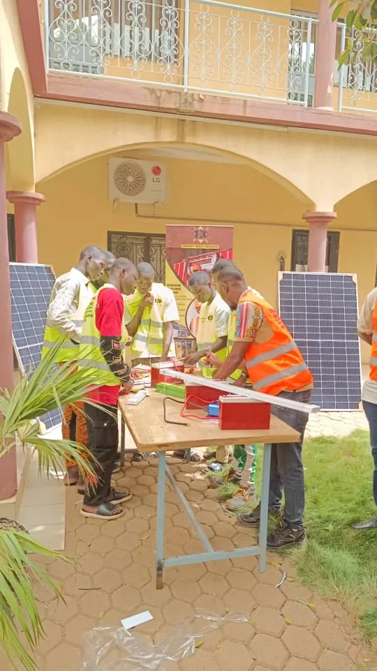 Atelier solaire en groupe — installation photovoltaïque