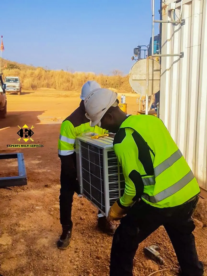 Installation d'une unité extérieure de climatisation sur site industriel